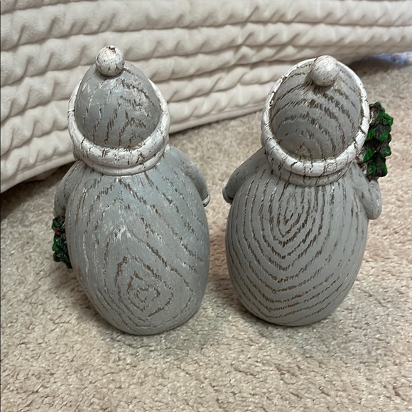 Wooden Santa Figurines with greenery - Picture 4 of 4